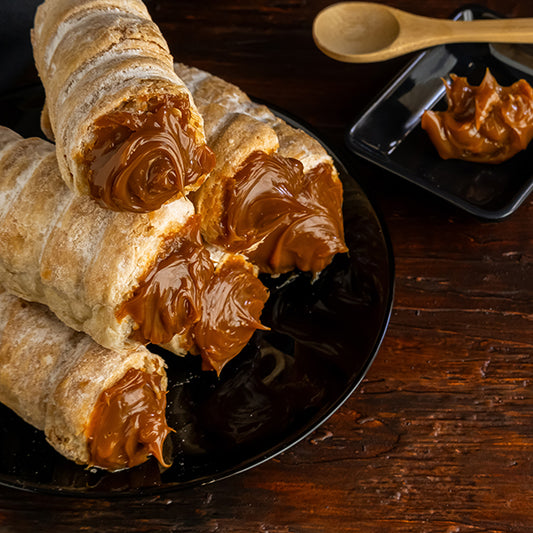 Cañoncitos de dulce de leche (milk caramel filled puff pastry tubes)